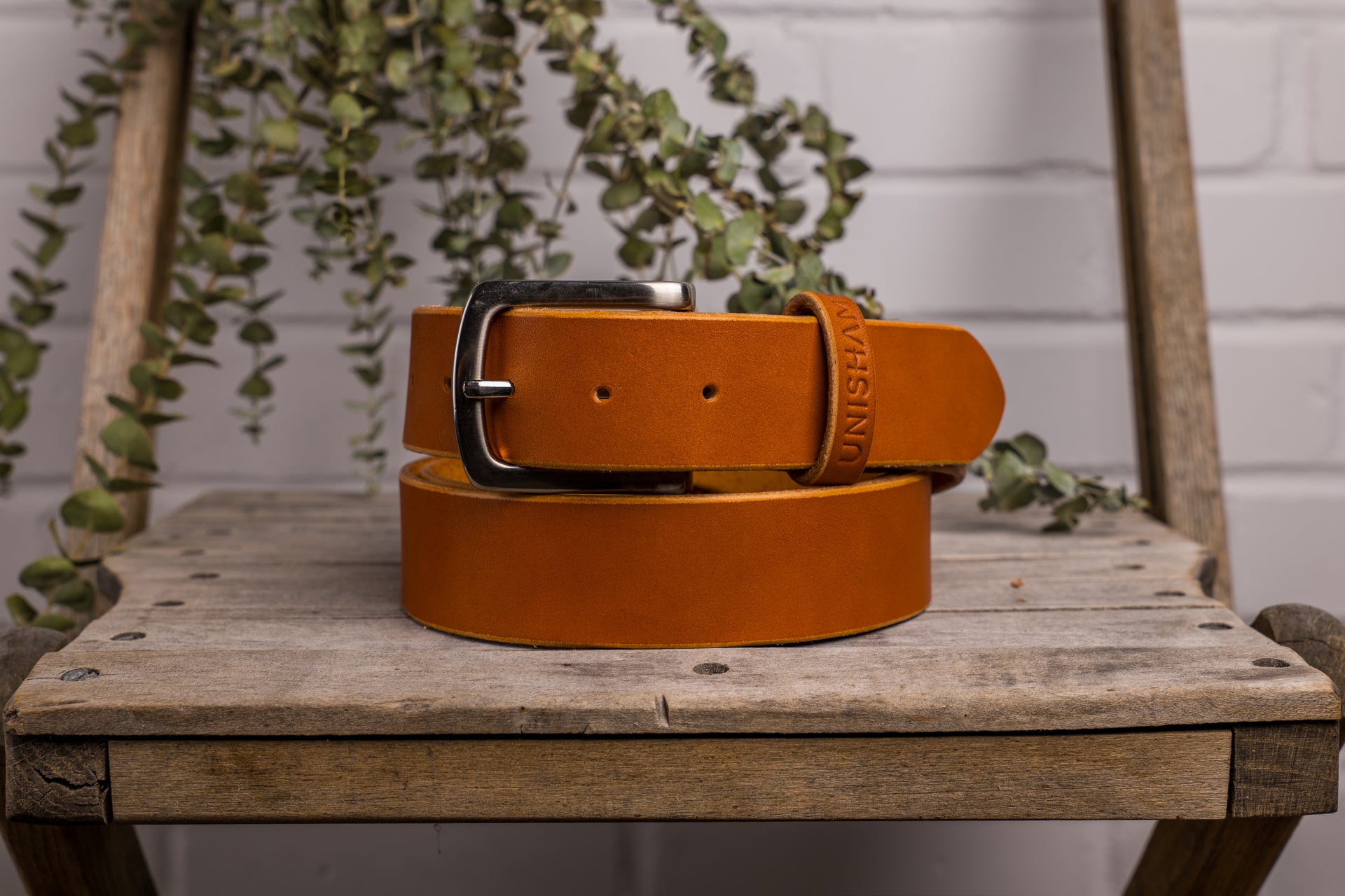 Ceinture en cuir pleine fleur artisanale fabriquée à Montréal
Maroquinerie autochtone - Ceinture en cuir fait main Unisham
Ceinture cuir robuste et élégante, fabrication artisanale