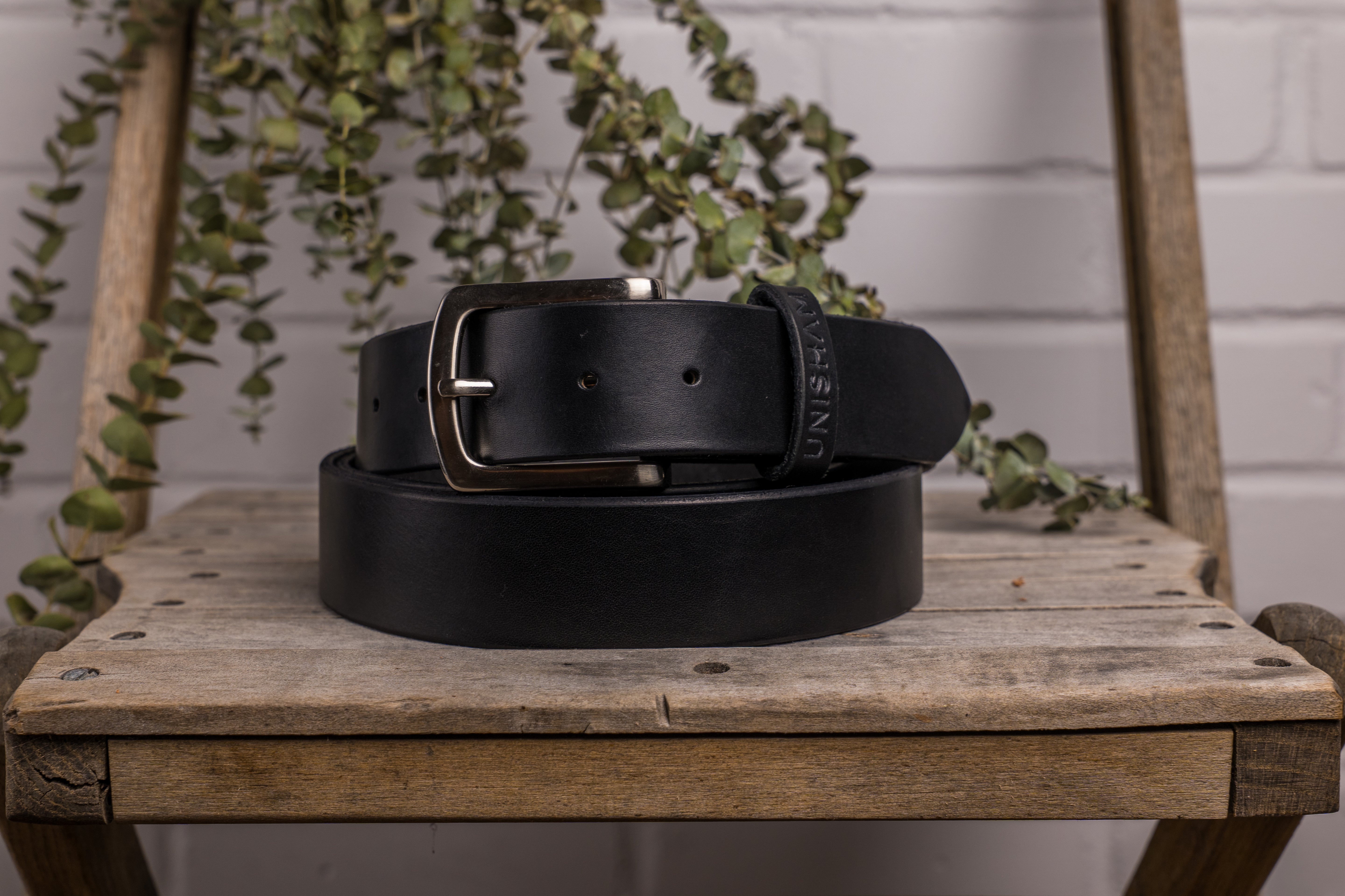 Ceinture en cuir pleine fleur artisanale fabriquée à Montréal
Maroquinerie autochtone - Ceinture en cuir fait main Unisham
Ceinture cuir robuste et élégante, fabrication artisanale